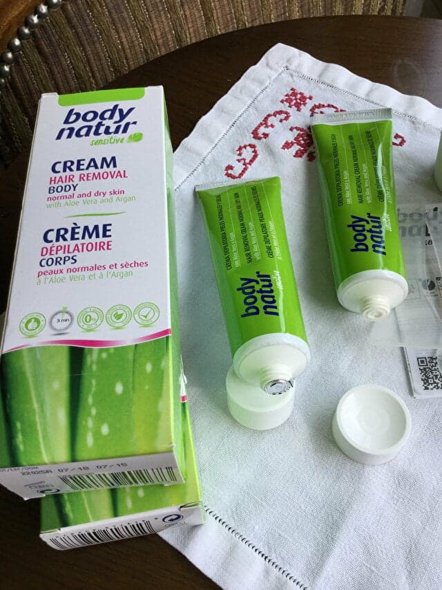 Body Natur Hassas Cilt Vücut Tüy Dökücü Nemlendirici Krem Lotus Çiçekli